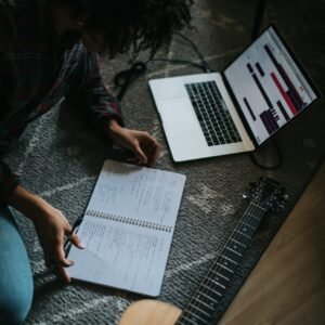 Carta de Producción | Productos | Carta de Ventas | person in black jacket sitting on floor while writing on notebook